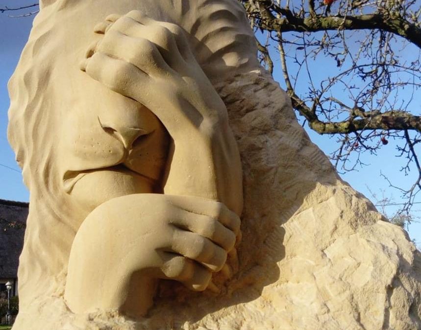 Sculpture sur pierre de Caen d’un lion