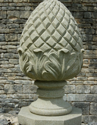 Pomme de pin sculpté pour dessus de portail