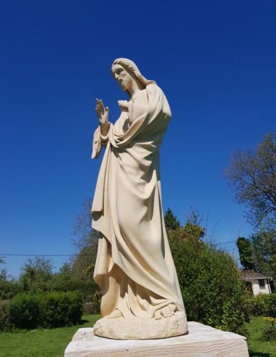 Christ sculpté en pierre de Richemont